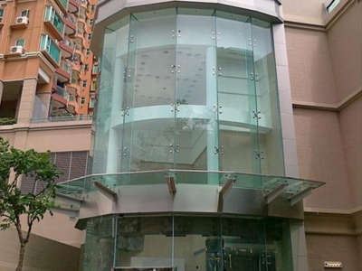 стъклена окачена фасада инженерство
